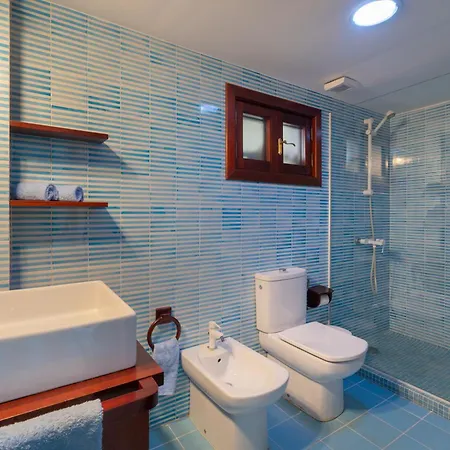 Luxury Sea Front Caleton 40 Вилла